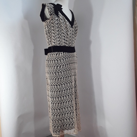 Custom made evening dress with lace and V neck. - Picture 4 of 8